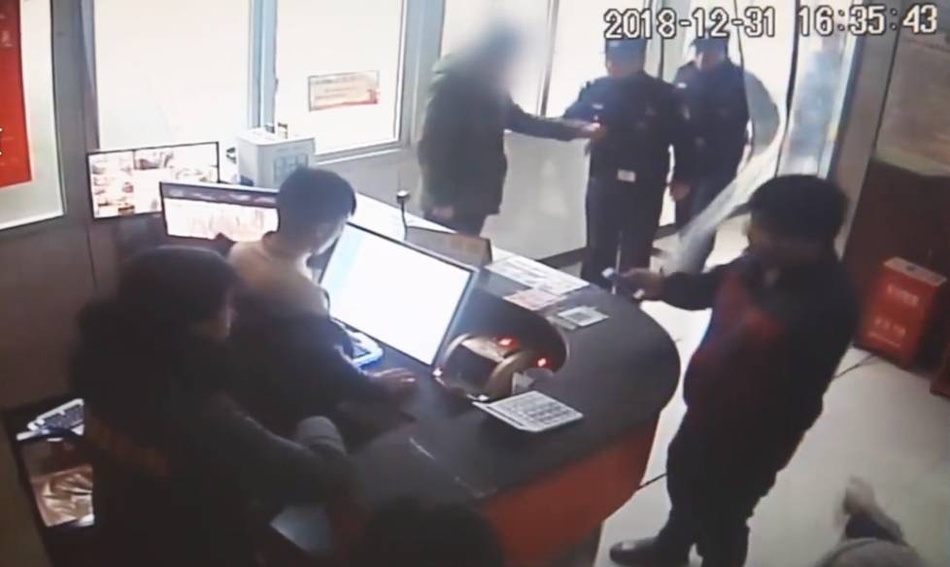 华!尔—街警告声愈发强烈！专家：ai泡沫终将带来损失，信贷“蟑螂”比比皆是！