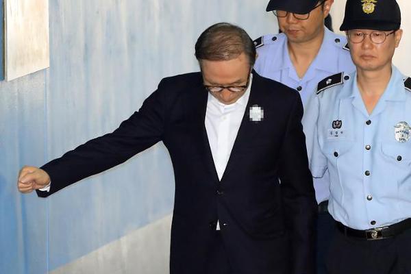 休闲食品行业上!市公司董秘观察：6位董秘去年降薪 良品铺子董秘徐然降薪6.36万元至85.13万元