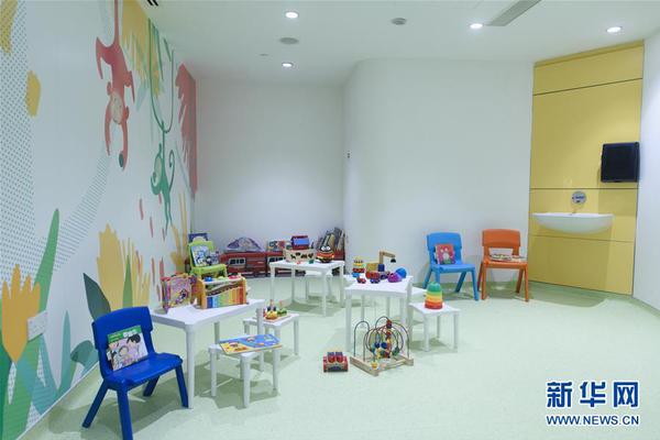 郑州富士?康的!两面性：边被质疑边被捧？求职者排起几百米长队