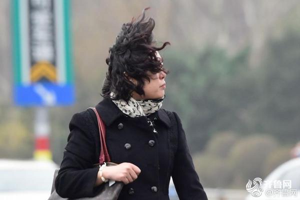 2?02,5电影总票房突破425.02亿，超越去年全年